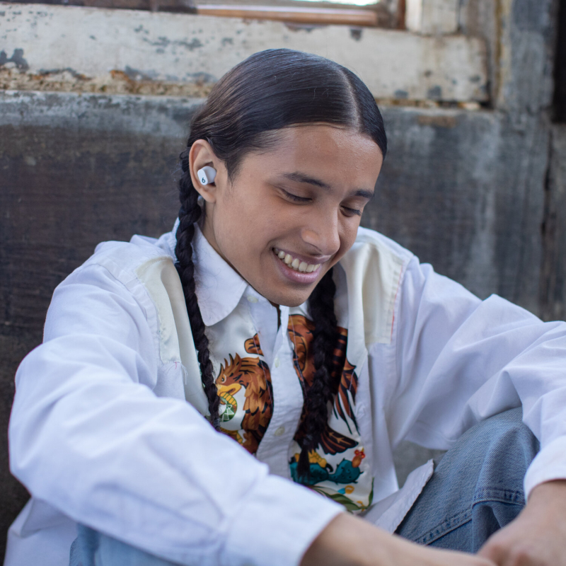 Беспроводные наушники Beats Studio Buds True с системой шумоподавления белого цвета